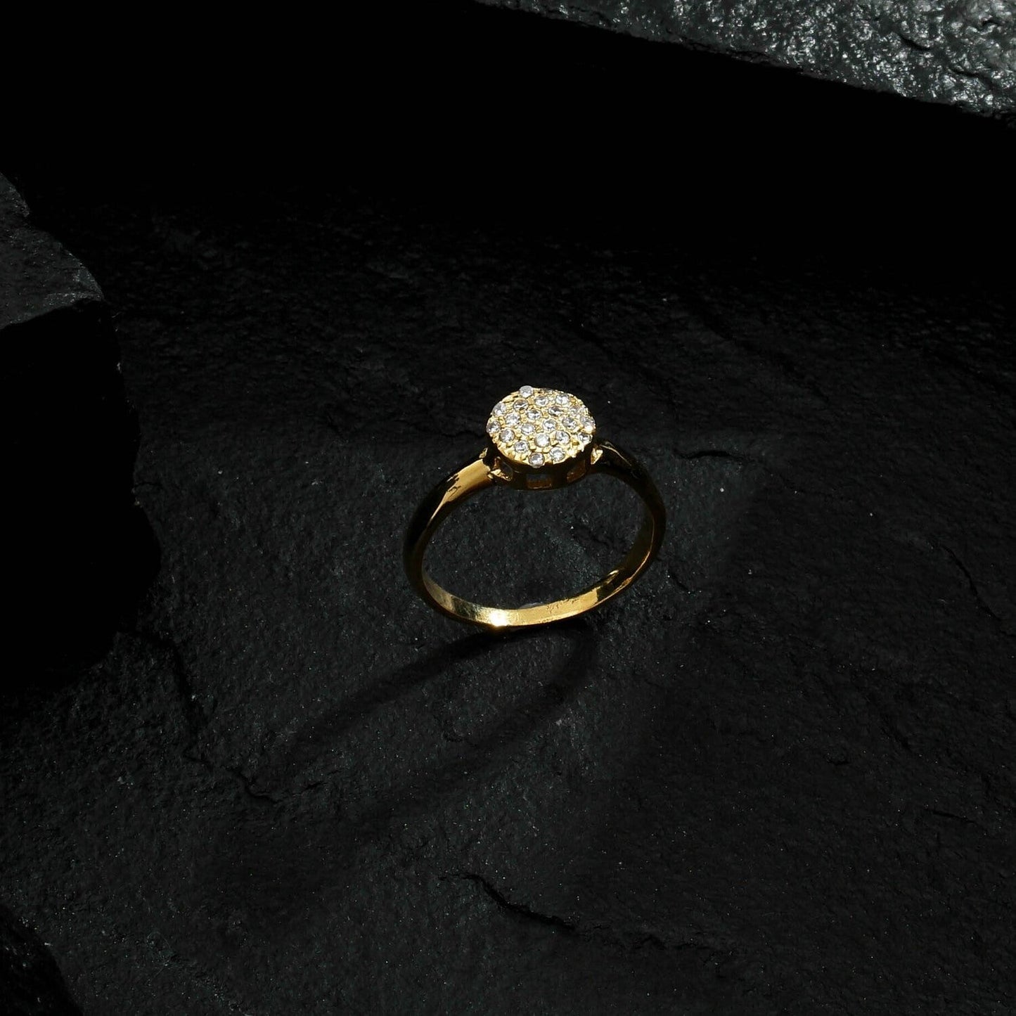 Anel Dourado Cravejado de Zircônia
