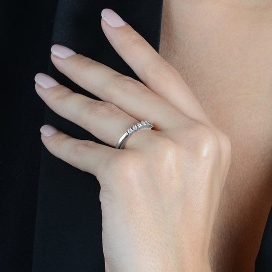 Anel Prateado Aparador de Aliança Cravejado com Pedras de Zircônia