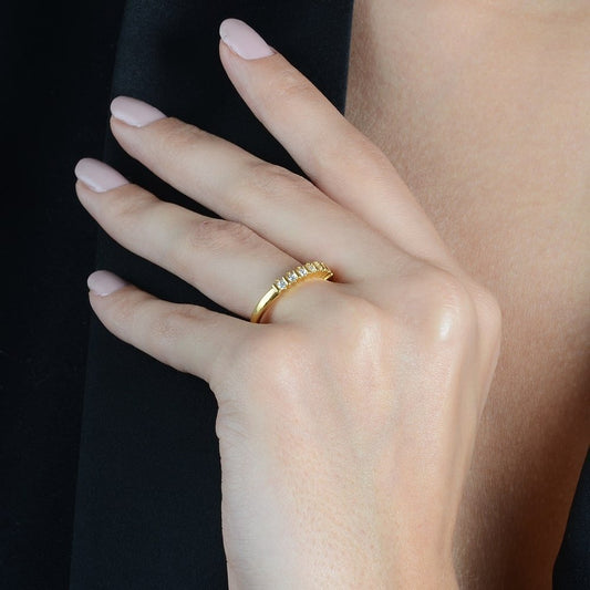 Anel Dourado Aparador de Aliança Cravejado com Pedras de Zircônia