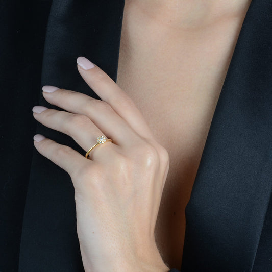 Anel Dourado com Pedras de Zircônia