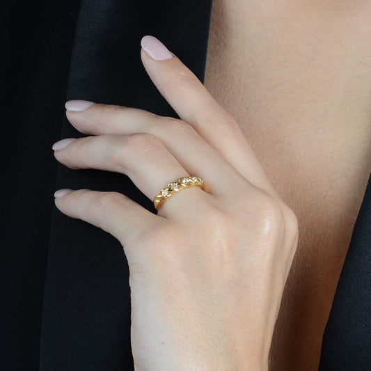 Anel Dourado Meia Aliança Pedras de Zircônia