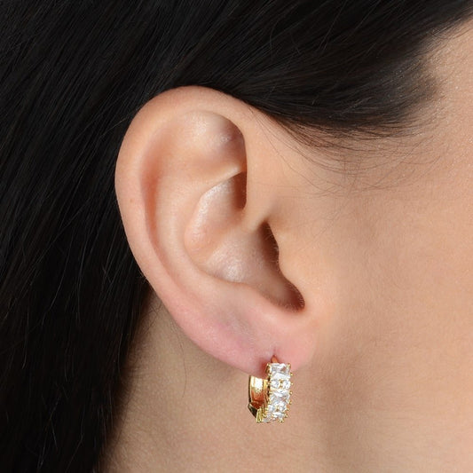 Brinco Dourado de Argolinha com Pedras de Zircônia