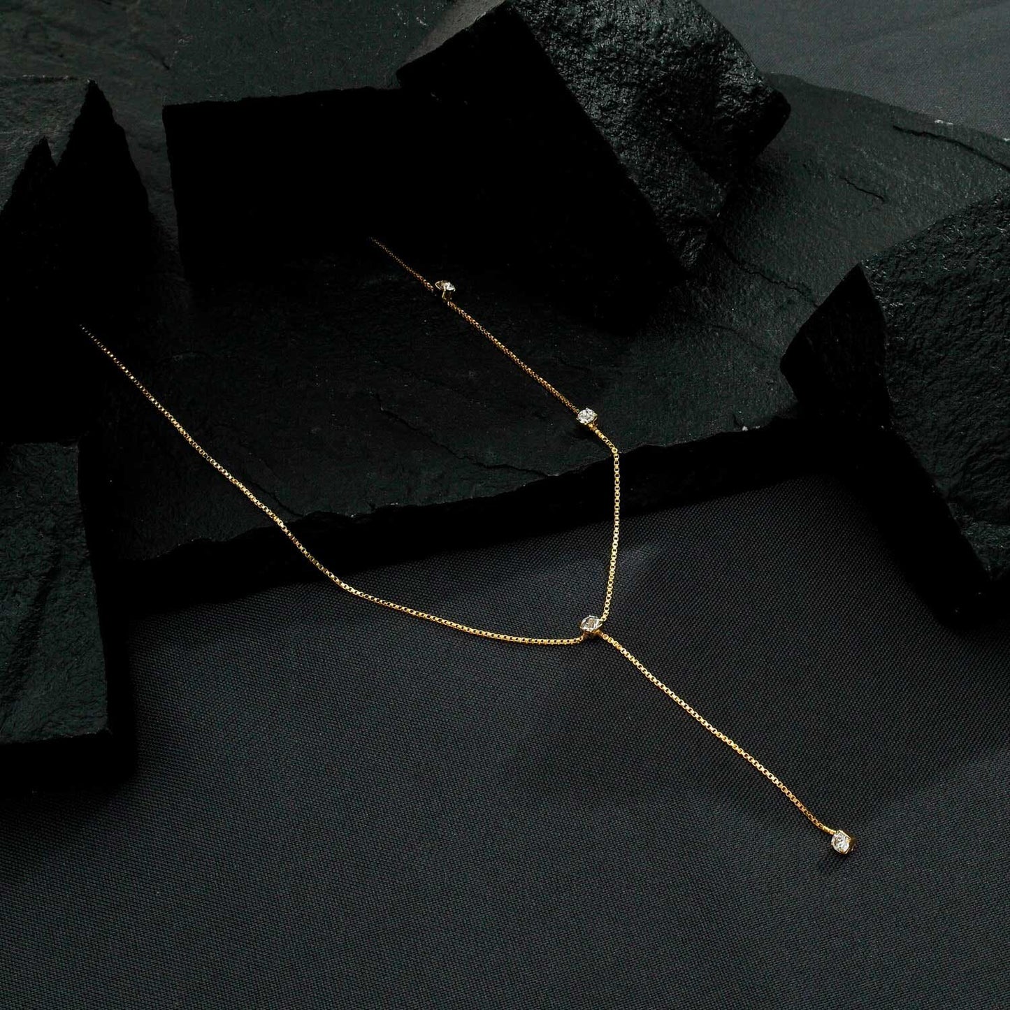 Colar Dourado Gravatinha com Pontos de Luz em Zircônia