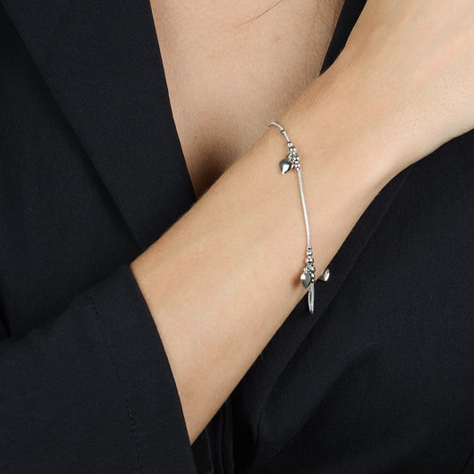 Pulseira Prateada Lisa com Pingentes de Coração